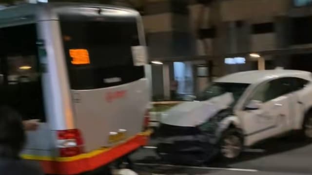 与巴士碰撞车头严重撞毁 共享汽车司机被指撞后逃