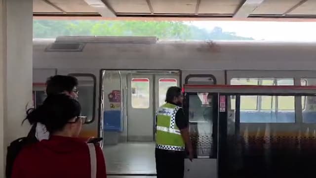 武吉甘柏地铁站列车冒烟  SMRT：或与刹车器故障有关