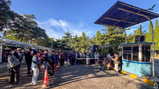 印尼民众通宵排队买黄金 专家警告：投资有风险 
