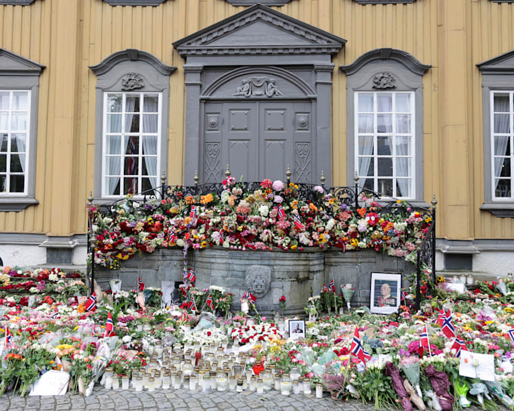 Norway's late King Harald's casket moved to lie in state Norway's late King Harald's casket moved to lie in state