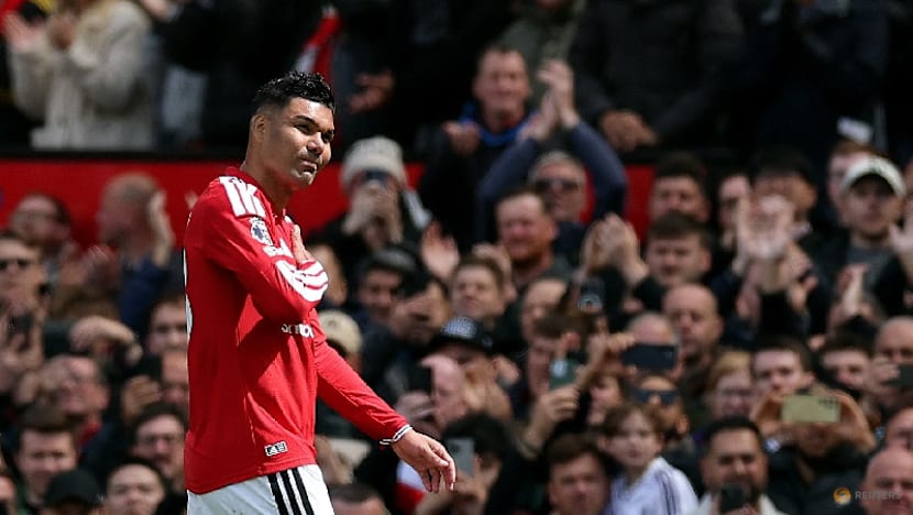 West Ham on brink of relegation, United's Fernandes equals assist record