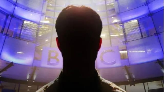 “你毁了我儿一生” BBC明星主播遭指控付费邀青年拍猥亵图 