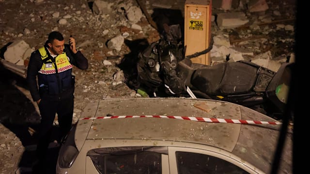 伊朗对以色列发动新一轮袭击 至少两人丧命