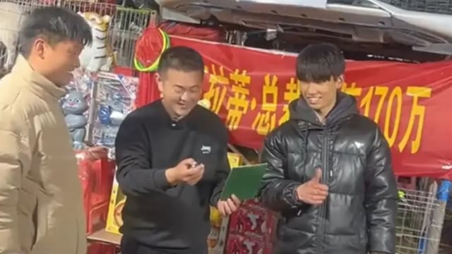 中国套圈摊以玛莎拉蒂为奖品 男子花369元套得一年使用权