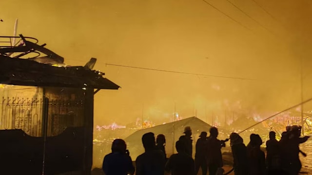 菲律宾深夜大火 逾千房屋被毁数百家庭紧急撤离