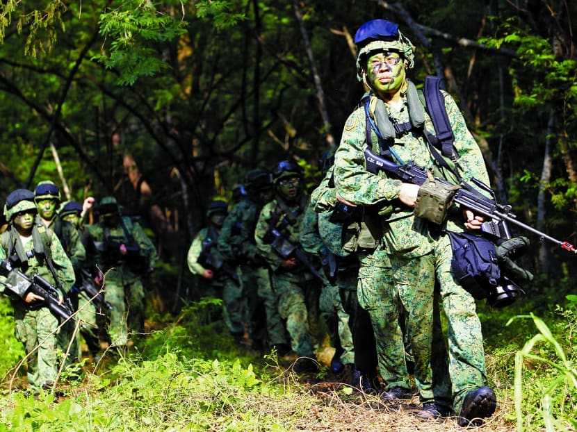xhcsns0611 Minister for Defence Dr Ng Eng Hen, viewing a SAF Readiness Exercise  at Pulau Sudong. The exercise involves NSmen from 702 Guards, with support elements from the Army, the Republic of Singapore Air Force (RSAF) and the Republic of Singapore Navy (RSN) on 24 April 2014.  Photo. Ernest Chua.