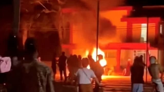 对长期停电和生活困境不满 古巴多地爆发夜间抗议示威