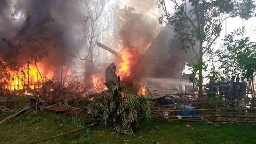 17 maut setelah pesawat tentera Filipina terhempas 17 maut setelah pesawat tentera Filipina terhempas