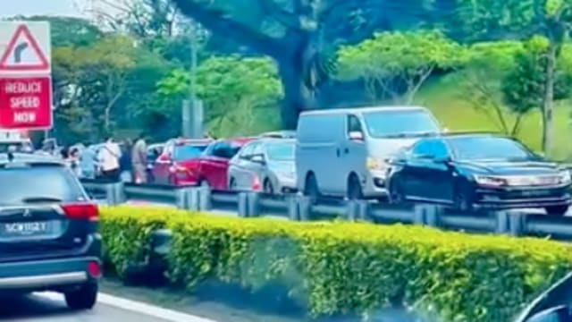 泛岛高速公路车祸 七辆轿车连环撞四人送医