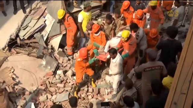 印度新德里四层楼建筑物倒塌 造成至少11人死亡包括三名儿童