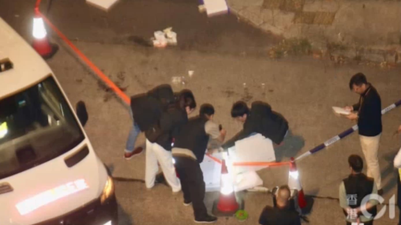 港男持刀徘徊街头 警连开五枪制伏