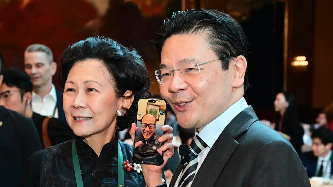 《福布斯》发布李嘉诚近照 他隔空与黄总理“合影” 