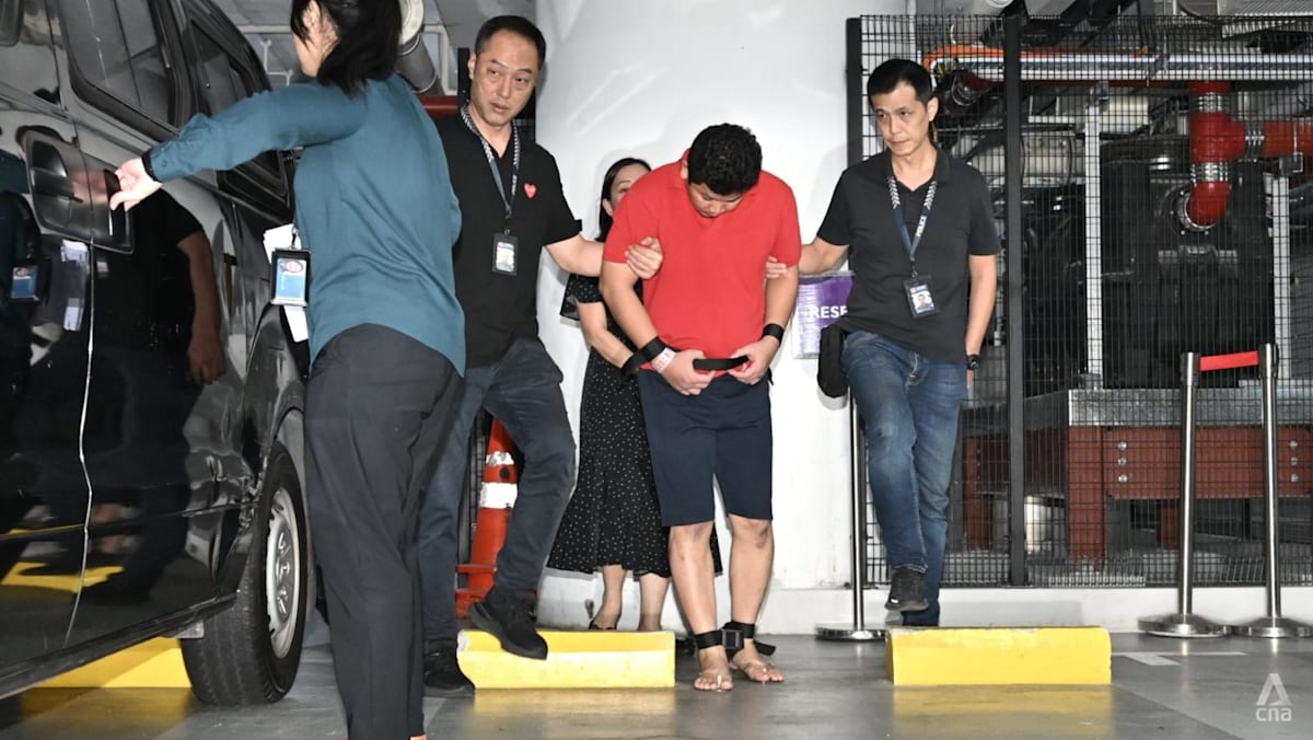 カプリ・バイ・フレーザーホテル殺人事件：容疑者は警察によって犯行現場に連行される