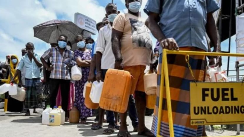 2 lelaki Sri Lanka maut; tunggu berjam-jam dalam barisan untuk mendapatkan minyak 