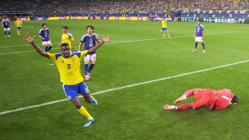 Isak scolds Elanga for confusion over Sweden's second round qualification