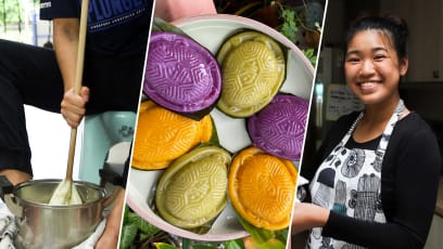 22-Year-Old Sells Authentic Ang Ku Kueh & Muah Chee Pounded With Wooden Stick