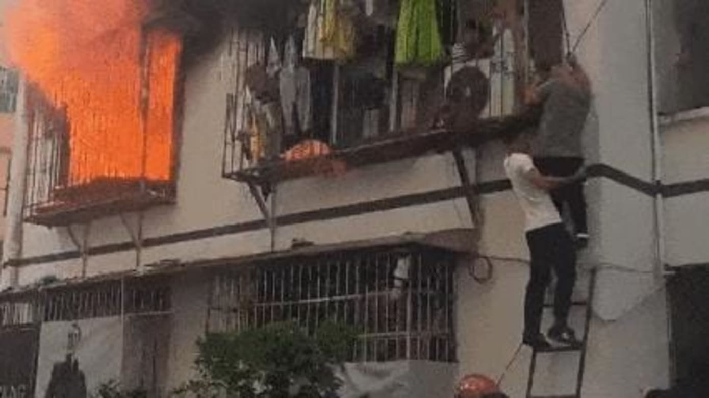 民宅失火四幼童受困 休假武警破窗救人