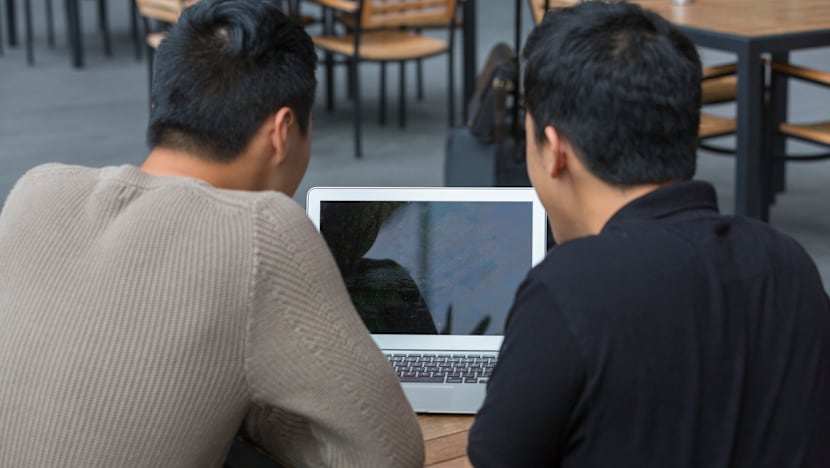 'Malu, cemas, takut': Dampak psikologis korban kekerasan seksual online di balik olok-olok chat cabul