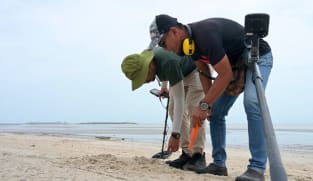 Metal hunting in Malaysia: Quick buck or fruitless search? I tried it | Video