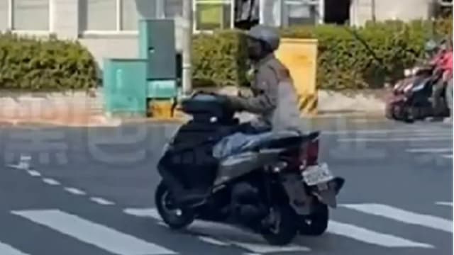 高手在民间？台湾骑士一次骑两台车