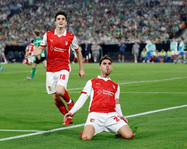Forest edge 10-man Porto to secure Villa showdown