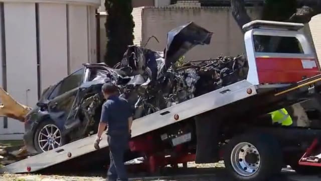 美女子杀死男友后驾车逃  半路狠心推两儿下车撞树亡