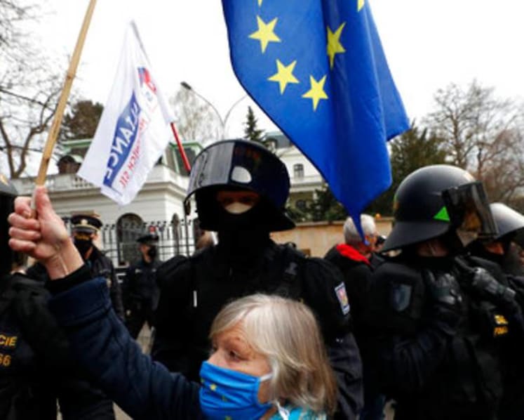EU foreign ministers talk amid uproar over Ukraine, Navalny