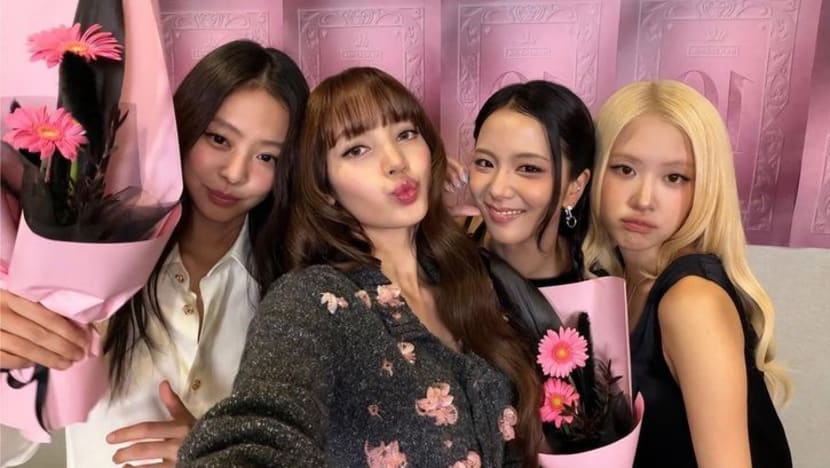 Tteok Rp80 ribu bikin fans BLACKPINK ngamuk soal anniversary ke-10, Jisoo sampai menahan tangis