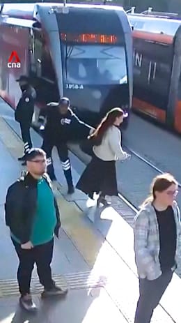 Security guard stops woman from walking into path of oncoming tram in Türkiye