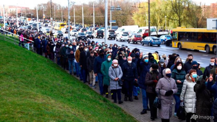 Thousands mourn death of Belarus protester seized by police