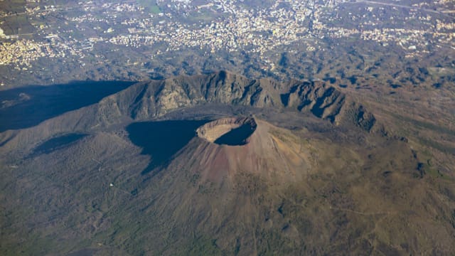 擅闯禁区自拍坠入火山口 美国游客获救后被控
