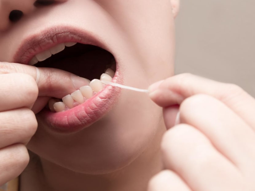 Flossing your teeth: Why do my gums bleed? Should I brush or floss first? Is there a right way? Flossing your teeth: Why do my gums bleed? Should I brush or floss first? Is there a right way?