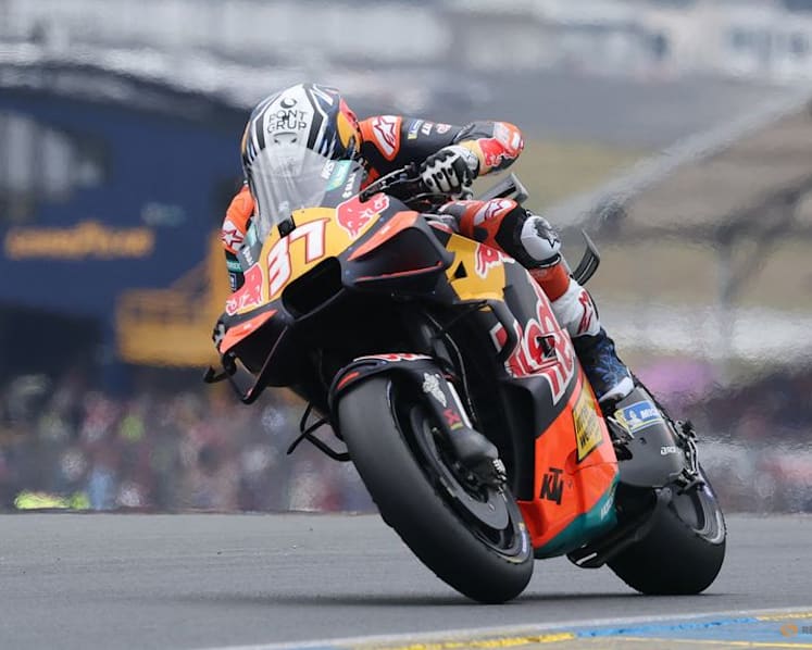 Acosta ends 588-day pole drought at Catalan Grand Prix, both Aprilias crash