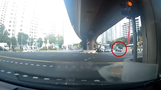 车辆绿灯时撑伞冲过马路 行人被轿车撞飞重摔路面
