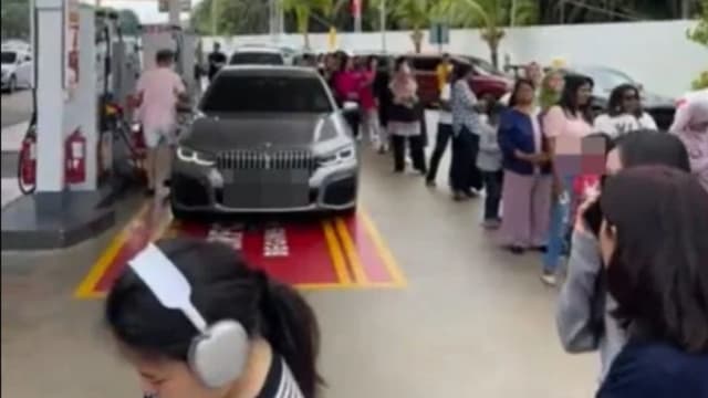马国周末长假 女厕外惊现“超级长龙”