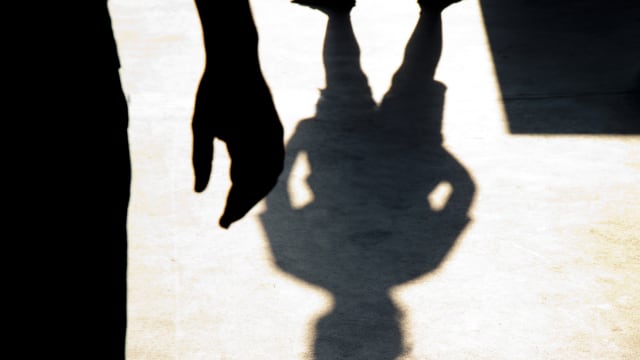 电梯间调戏邀女学生胡搞 男子被判监两周