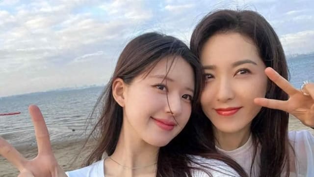 曾黎暖心现身医院，探望生病的赵露思，完全把她当女儿了！