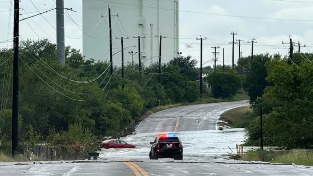 美国德州暴雨成灾 至少十人死亡多人失踪