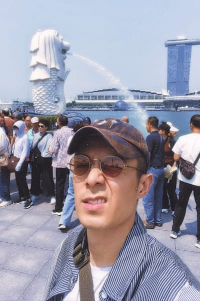 狮城开唱也要当游客，周柏豪张嘴“接”鱼尾狮喷水！