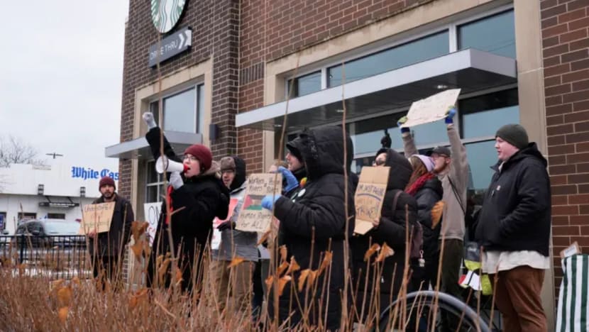Pertikaian buruh memuncak, pekerja Starbucks luaskan mogok ke beberapa bandar di Amerika Pertikaian buruh memuncak, pekerja Starbucks luaskan mogok ke beberapa bandar di Amerika