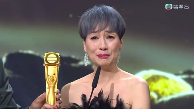 【万千星辉颁奖典礼2022】“非亲生女”江美仪夺视后　台上领奖爆哭