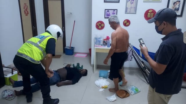 马国笨贼入屋行窃 偷喝洋酒醉倒客厅
