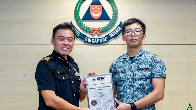 挺身而出率先奔赴火场灭火 空军士兵获颁“社区先遣急救员奖”