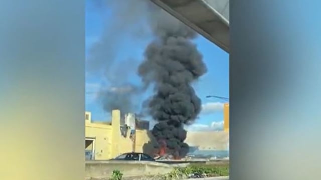 美国夏威夷一架小型货运飞机坠毁 两人身亡