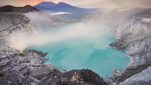 在印尼火山景点拍照 中国女游客不慎坠谷身亡