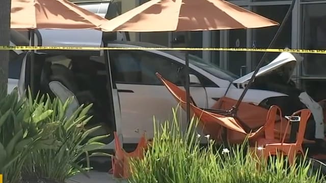 加州六旬妇驾特斯拉失控撞餐厅 酿一死二伤