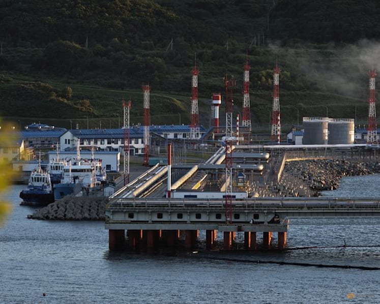 Oil flat as Russia-Ukraine peace hopes fade, Yemen tensions rise