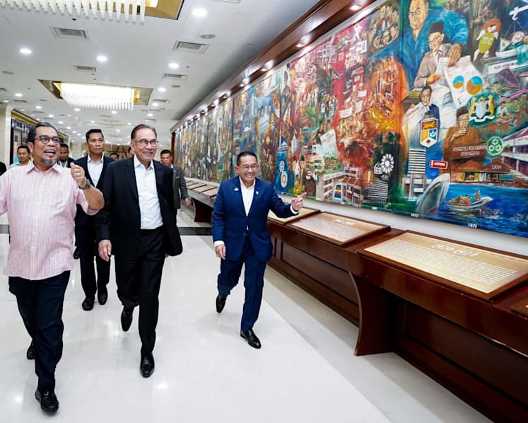 In historic return to UMNO headquarters, Anwar says Malaysia unity government will face state polls together
