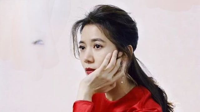 素颜也发光！袁咏仪拎爱马仕包现身商场