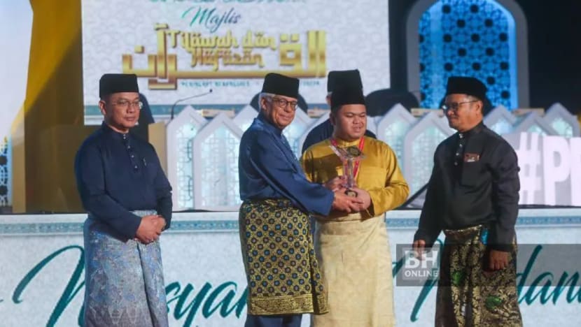 Qari kurang daya penglihatan cipta rekod OKU pertama johan tilawah al-Quran M'sia Qari kurang daya penglihatan cipta rekod OKU pertama johan tilawah al-Quran M'sia
